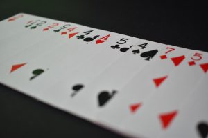 德州牛仔看牌技巧与观察：3个实用方法帮你读懂对手